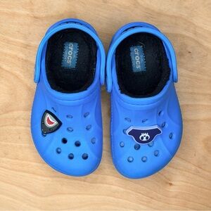 CROCS Kids Lined Slip on Clog Bright Blue Slippers with Fun Charms Size 8-9C